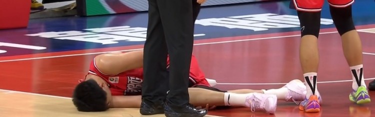 开云体育下载-升级了！徐昕被克里斯撞到肋部痛苦倒地 裁判回看后吹克里斯违体