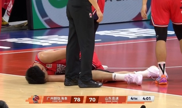 开云体育下载-升级了！徐昕被克里斯撞到肋部痛苦倒地 裁判回看后吹克里斯违体
