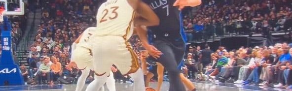 kaiyun-追梦格林做挡拆掩护时肘击鲍威尔，裁判吹罚一级恶意犯规