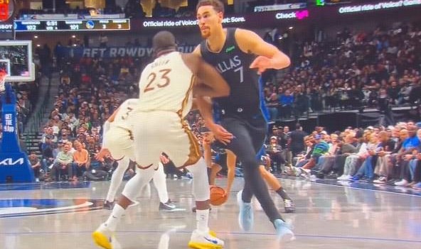 kaiyun-追梦格林做挡拆掩护时肘击鲍威尔，裁判吹罚一级恶意犯规