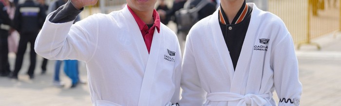 kaiyun-商贸区现浴袍车迷持手牌为F1中国大奖赛助威_新浪新闻