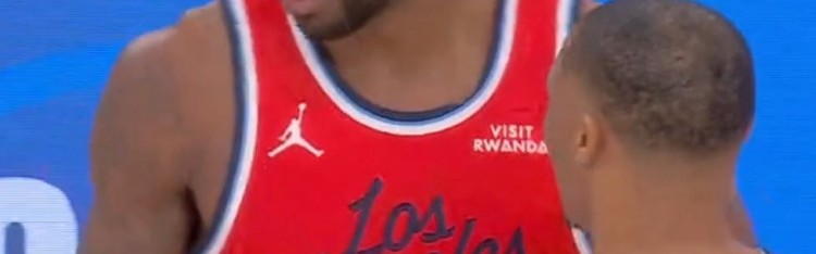 开云体育app下载-小卡眼角被打破血流不止 回更衣室治疗之后已经重回球场